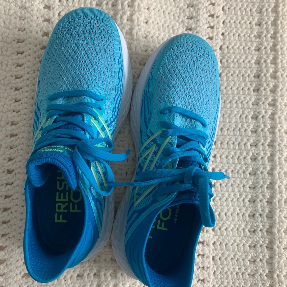 Ladies Running Shoes - Picture 3 of 6